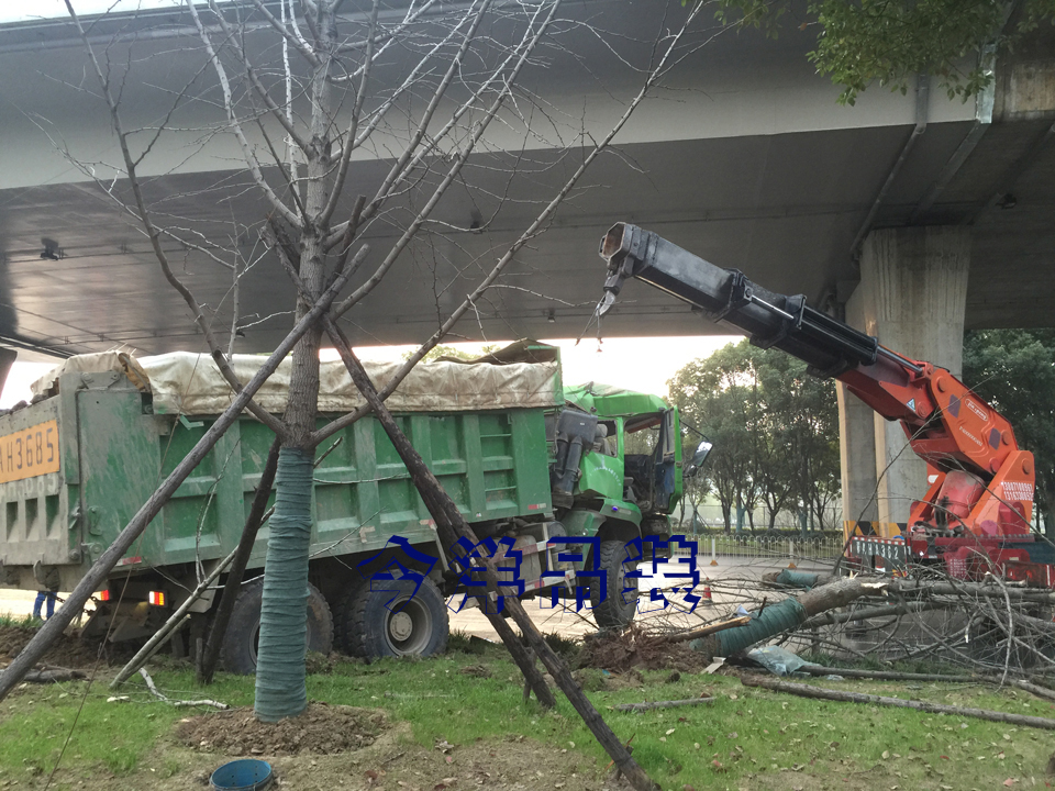 武漢設備吊裝公司趕上大雨天怎么辦？