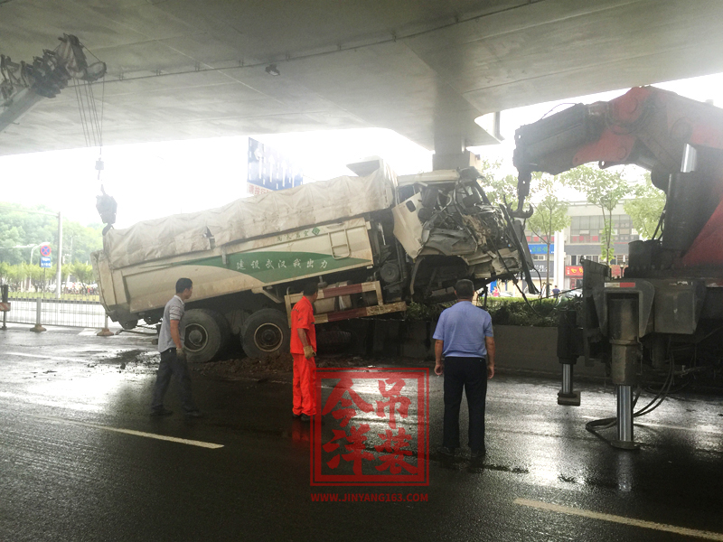 交通施救（高架橋下，限制空間）